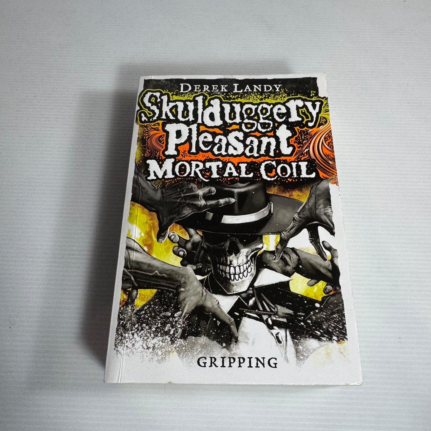Skulduggery Pleasant : Mortal Coil - Derek Landy (White/Orange/Yellow Cover)