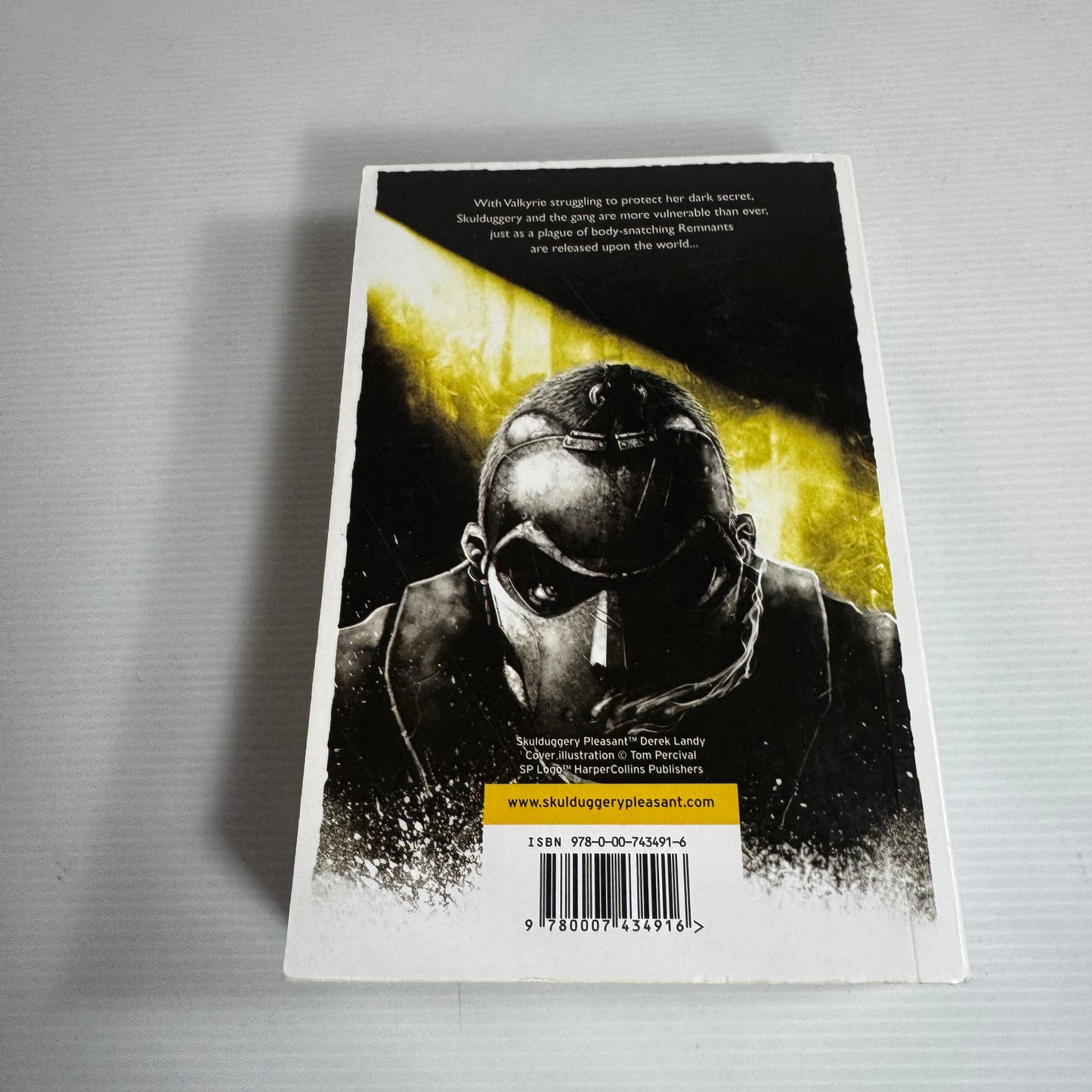 Skulduggery Pleasant : Mortal Coil - Derek Landy (White/Orange/Yellow Cover)