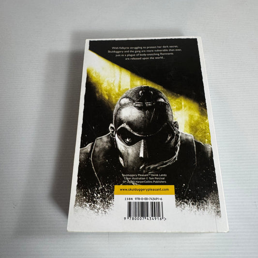 Skulduggery Pleasant : Mortal Coil - Derek Landy (White/Orange/Yellow Cover)