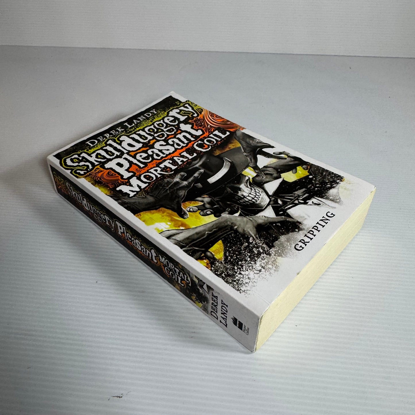 Skulduggery Pleasant : Mortal Coil - Derek Landy (White/Orange/Yellow Cover)