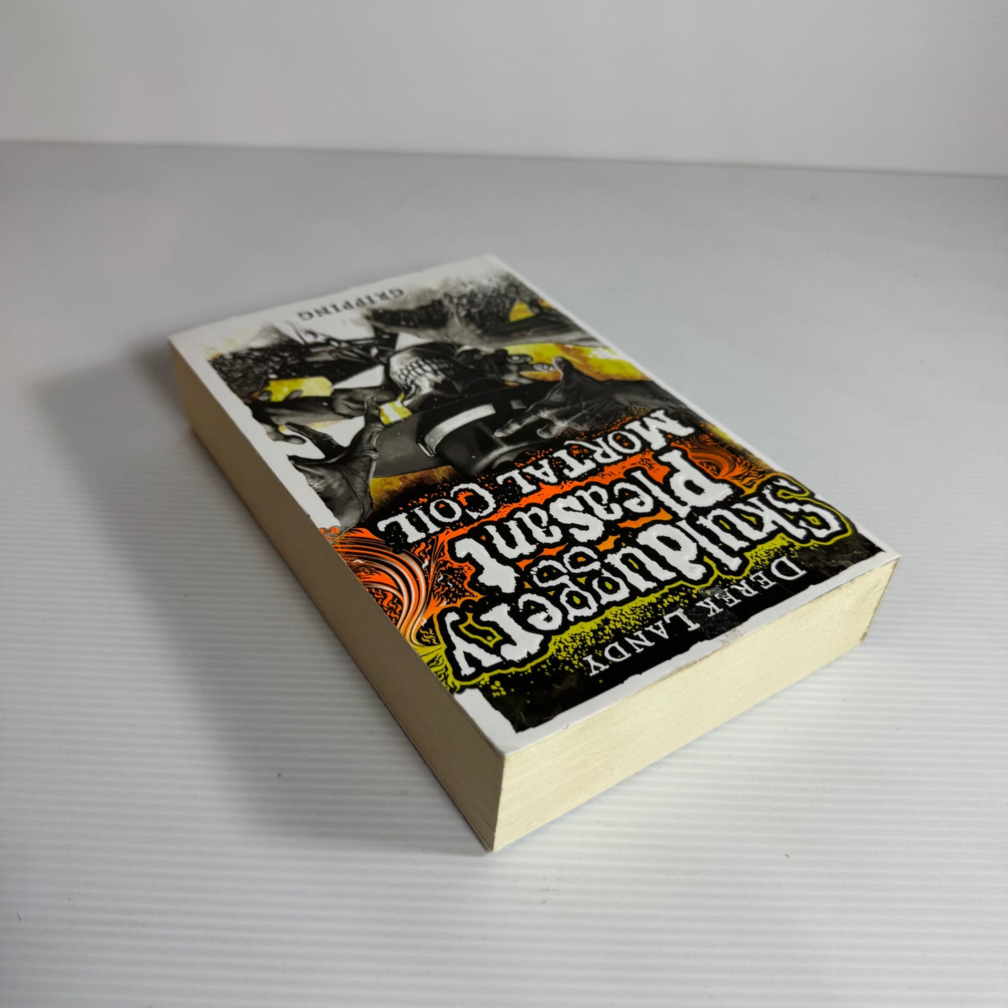 Skulduggery Pleasant : Mortal Coil - Derek Landy (White/Orange/Yellow Cover)