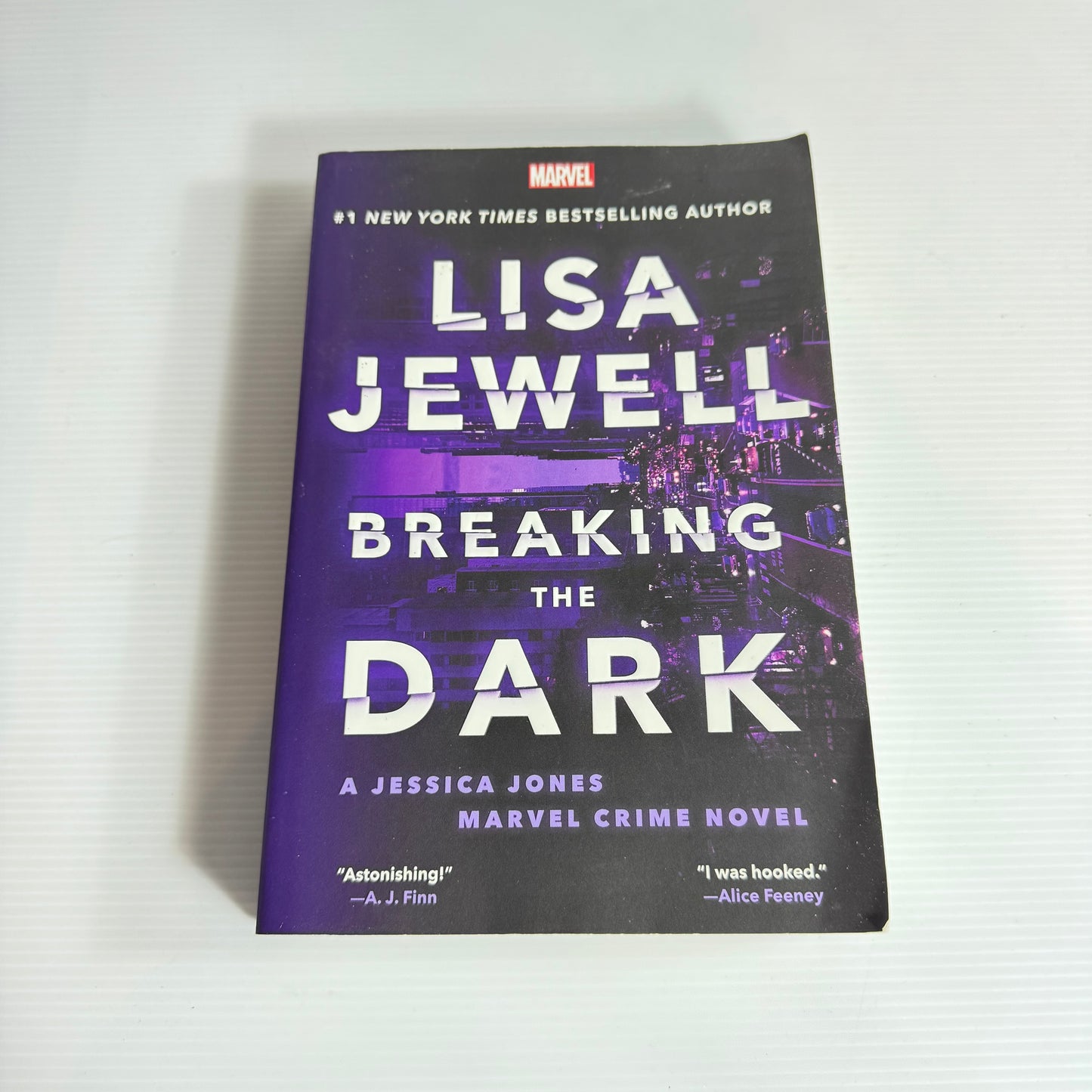 Breaking The Dark : A Jessica Jones Marvel Crime Novel - Lisa Jewell