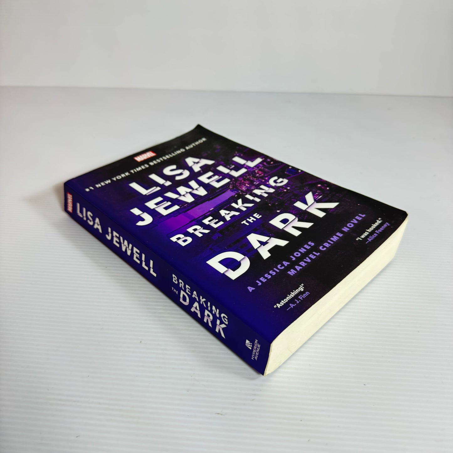 Breaking The Dark : A Jessica Jones Marvel Crime Novel - Lisa Jewell