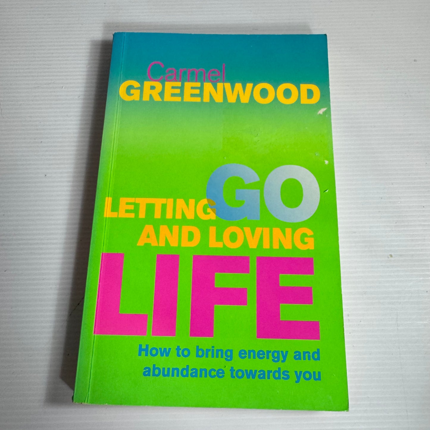 Letting Go And Loving Life : How to Bring Energy and Abundance Towards You - Carmel Greenwood