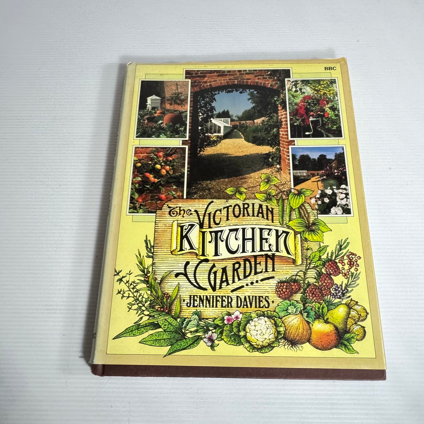 The Victorian Kitchen Garden - Jennifer Davies (Vintage 1990)
