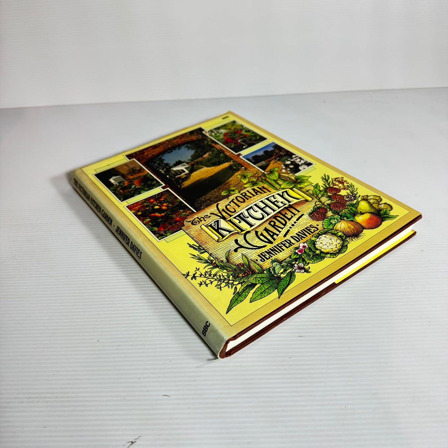 The Victorian Kitchen Garden - Jennifer Davies (Vintage 1990)