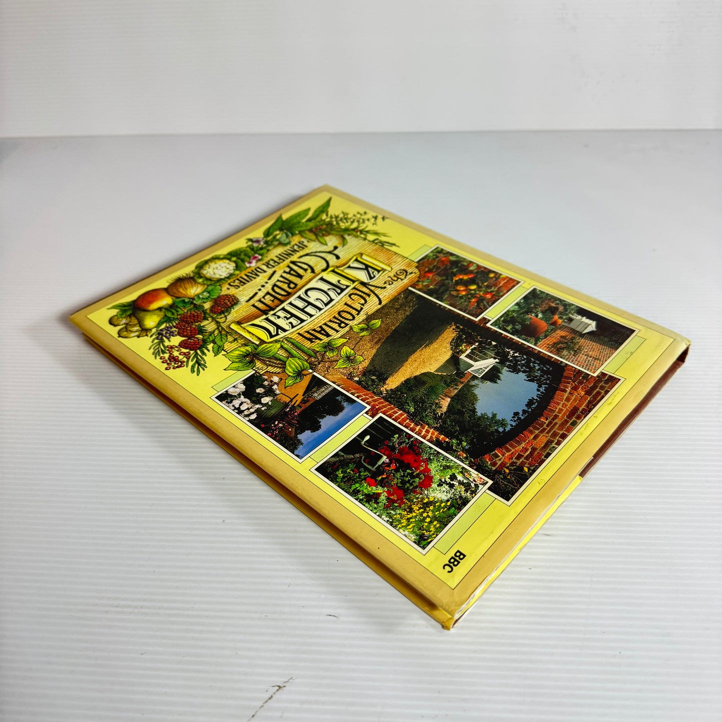 The Victorian Kitchen Garden - Jennifer Davies (Vintage 1990)