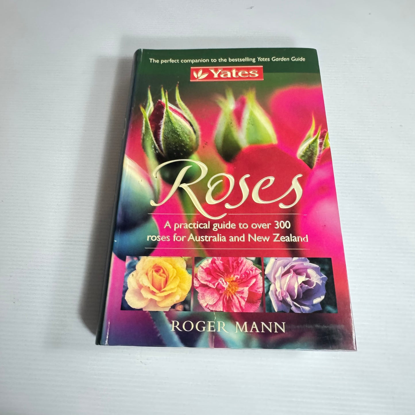 Yates Roses : A Practical Guide to Over 300 Roses for Australian and New Zealand - Roger Mann