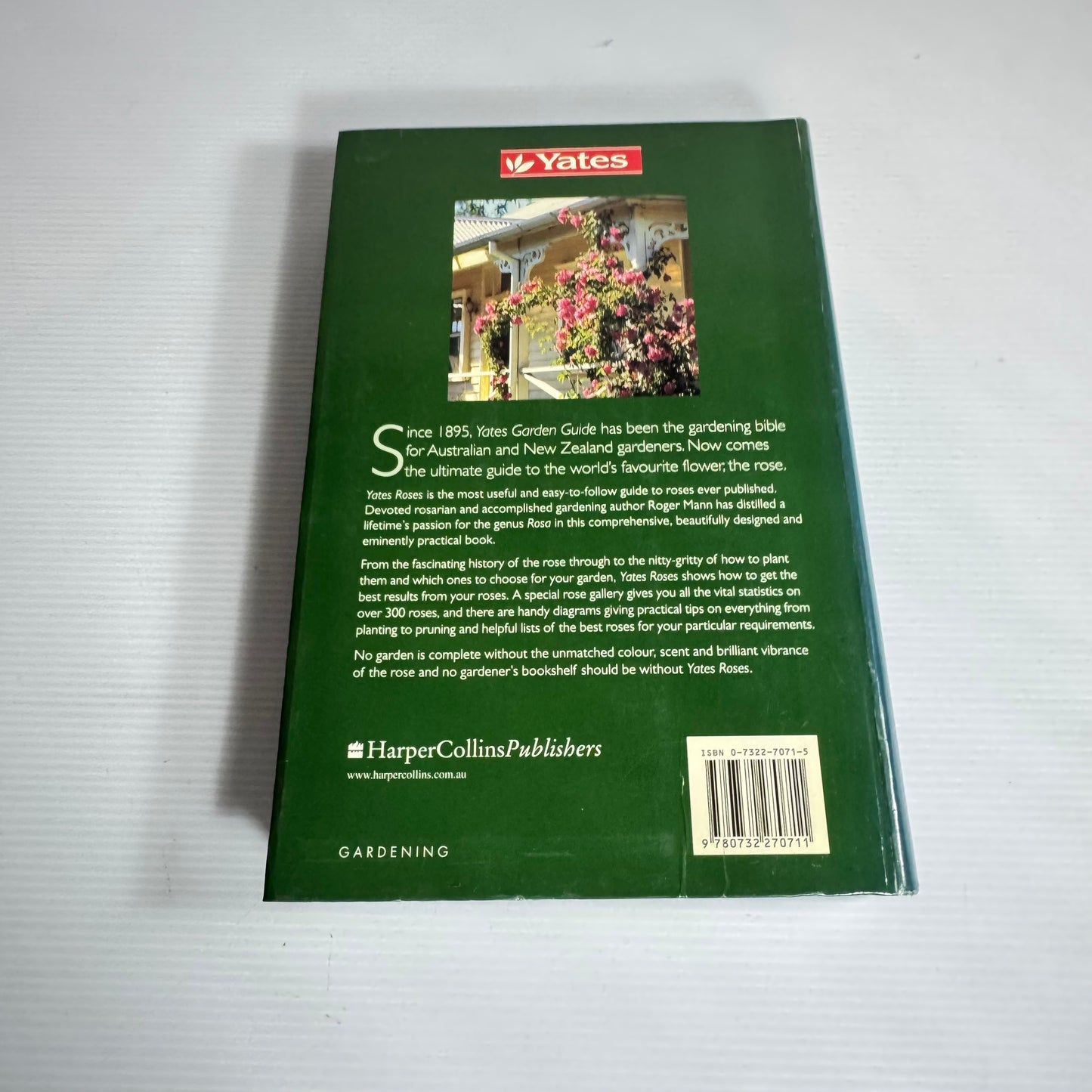 Yates Roses : A Practical Guide to Over 300 Roses for Australian and New Zealand - Roger Mann