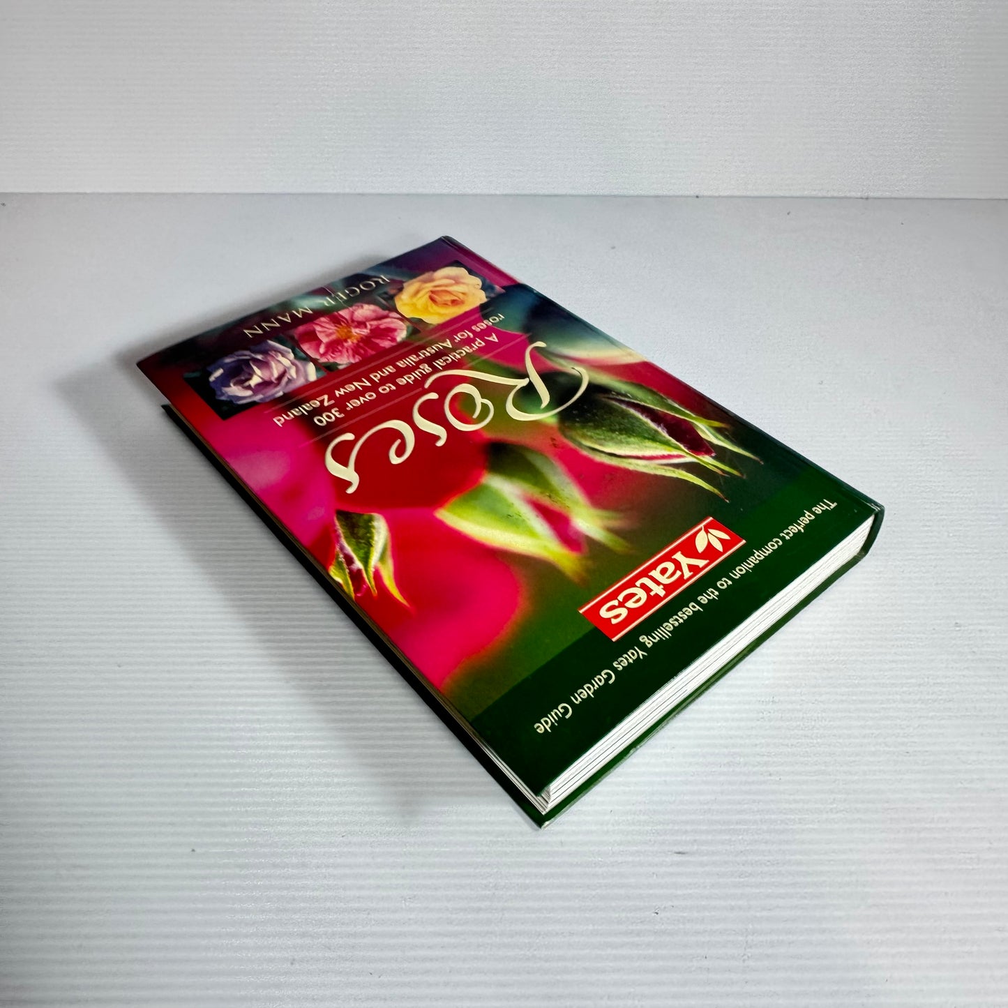 Yates Roses : A Practical Guide to Over 300 Roses for Australian and New Zealand - Roger Mann