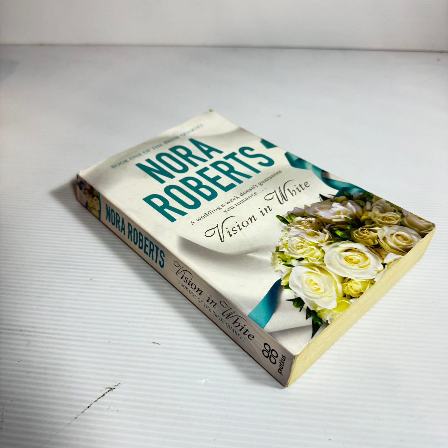 Vision in White - Nora Roberts