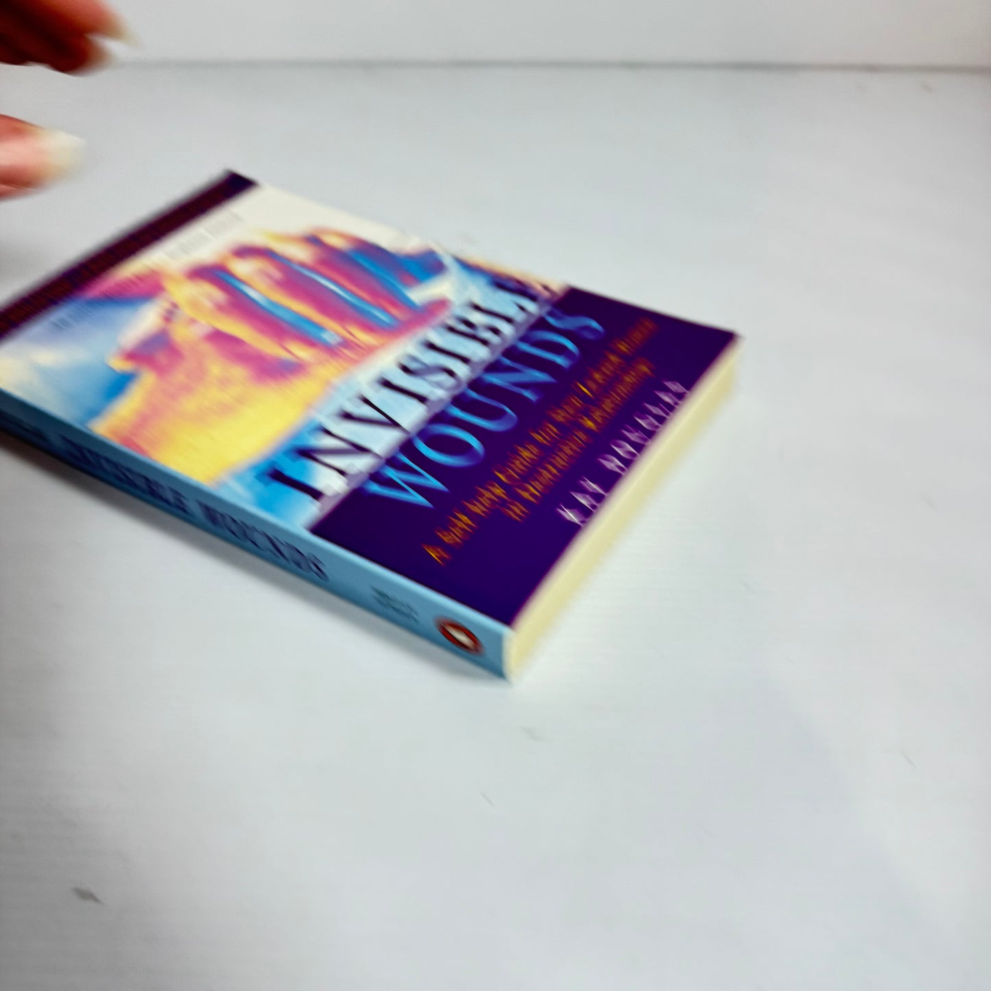 Invisible Wounds : A Self-Help Guide for New Zealand Women in Destructive Relationships - Kay Douglas