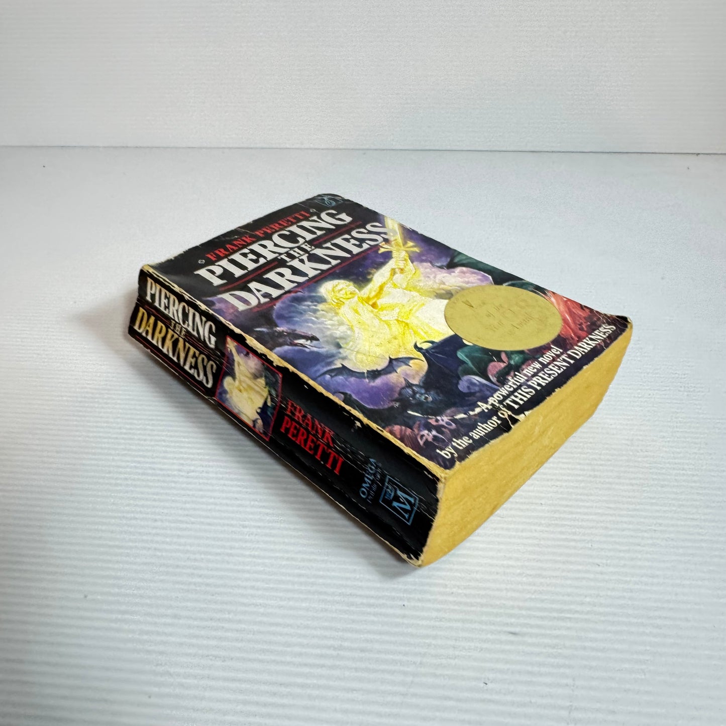 Piercing The Darkness - Frank Peretti (Vintage 1990)