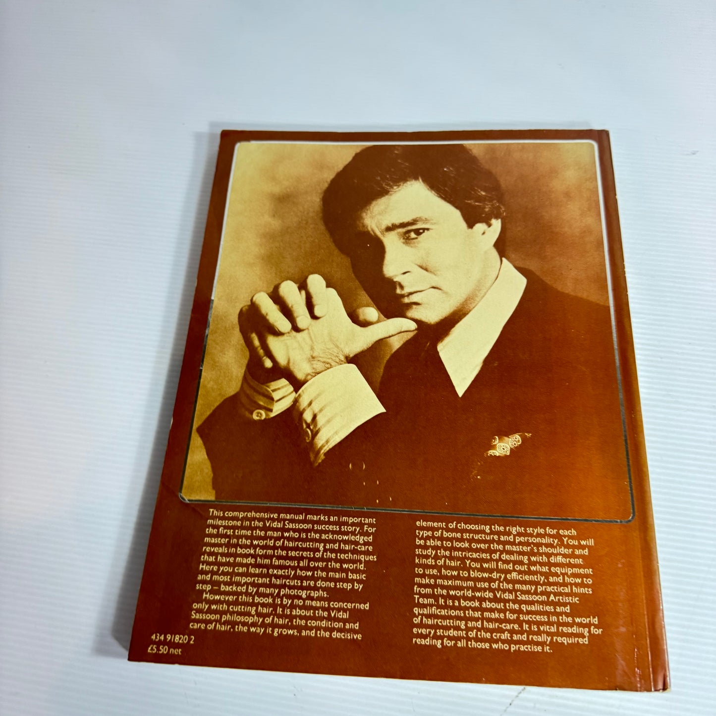 Cutting Hair The Vidal Sassoon Way (Vintage 1979)