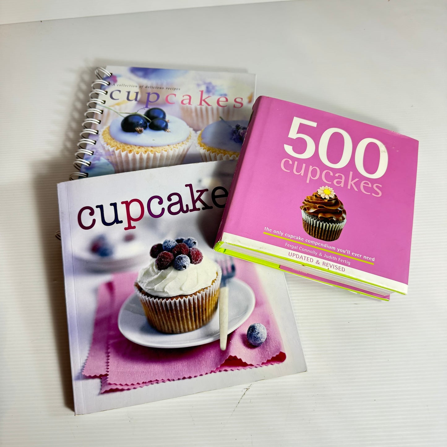 Cupcake Book Bundle x 3 Books : 500 Cupcakes, Cupcakes, A Collection of Delicious Recipes Cupcakes(3210)