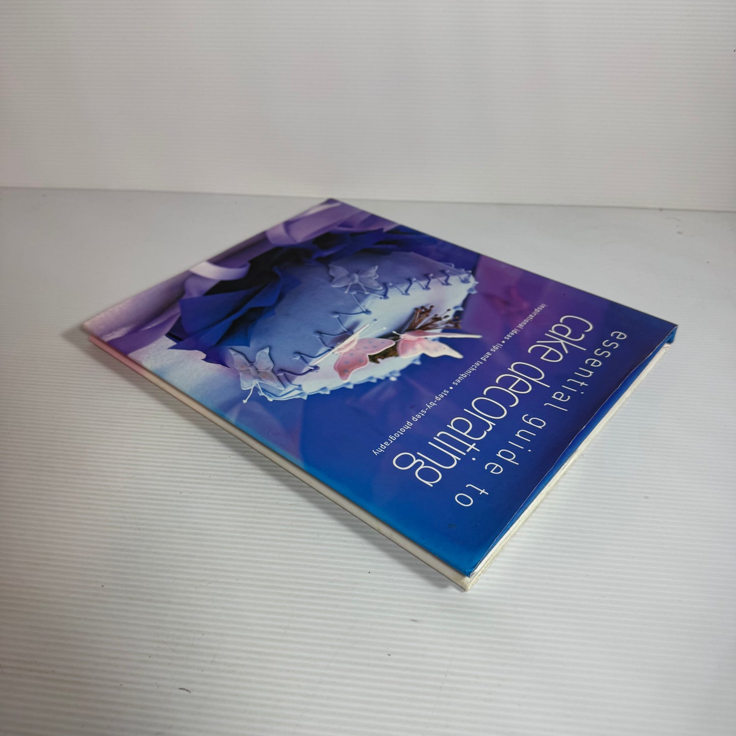 Essential Guide To Cake Decorating : Inspirational Ideas, Tips and Techniques, Step-by-Step Photography