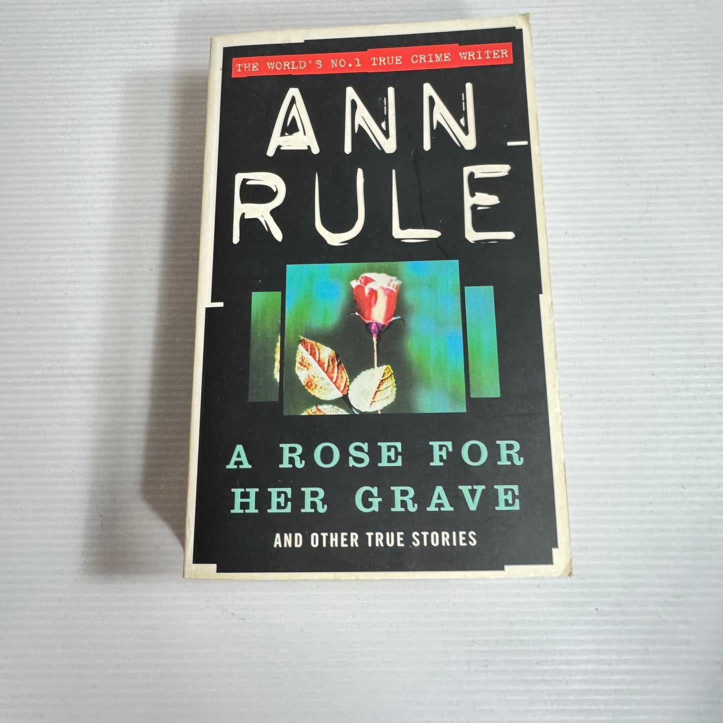A Rose For Her Grave And Other True Stories - Ann Rule