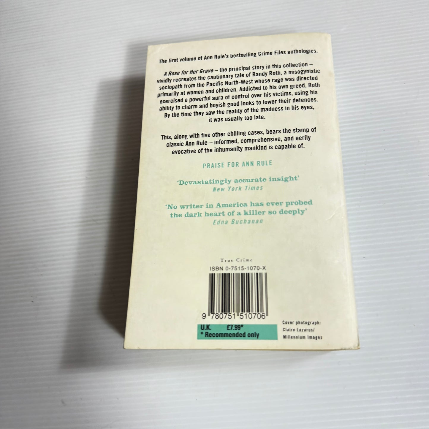 A Rose For Her Grave And Other True Stories - Ann Rule