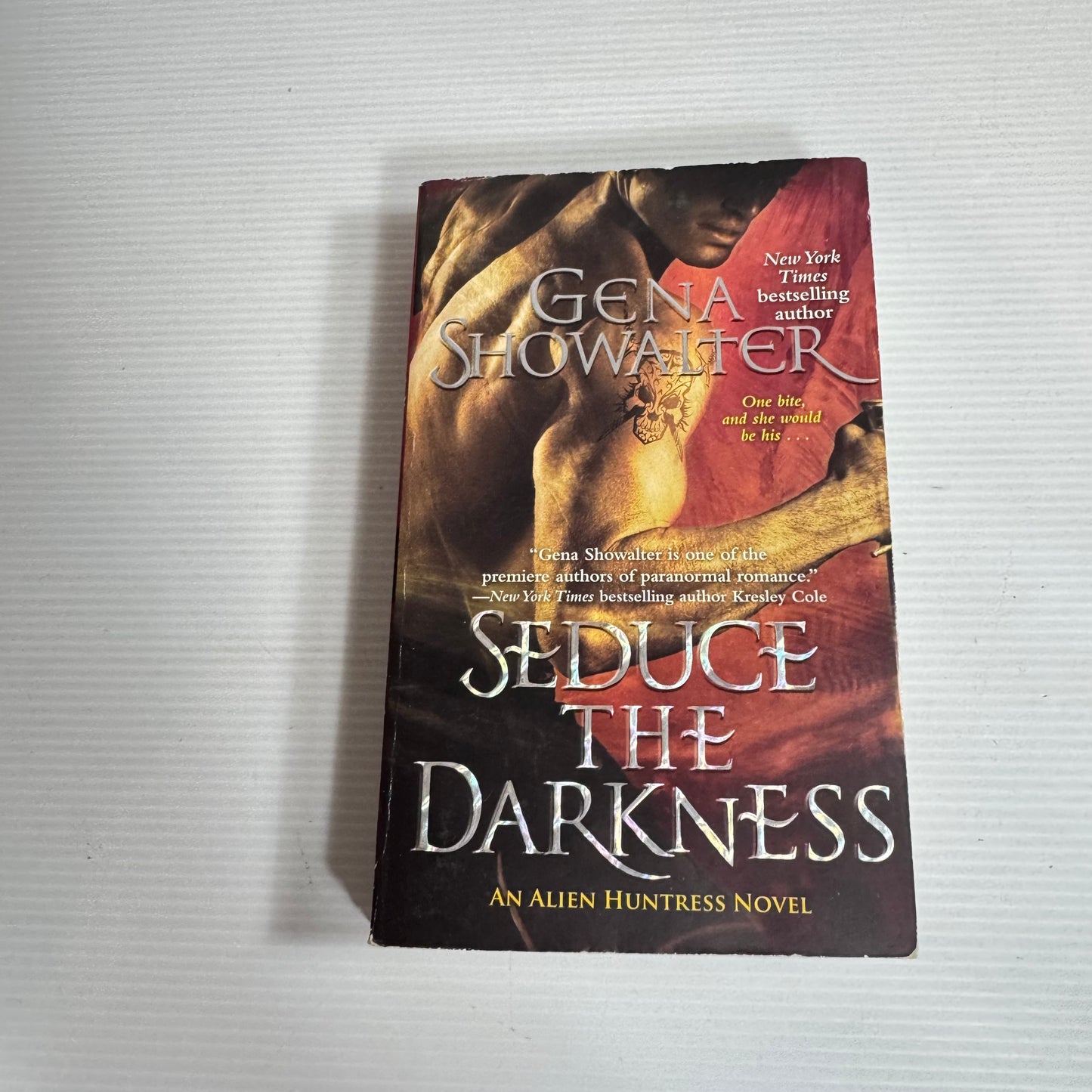Seduce The Darkness : An Alien Huntress Novel - Gena Showalter
