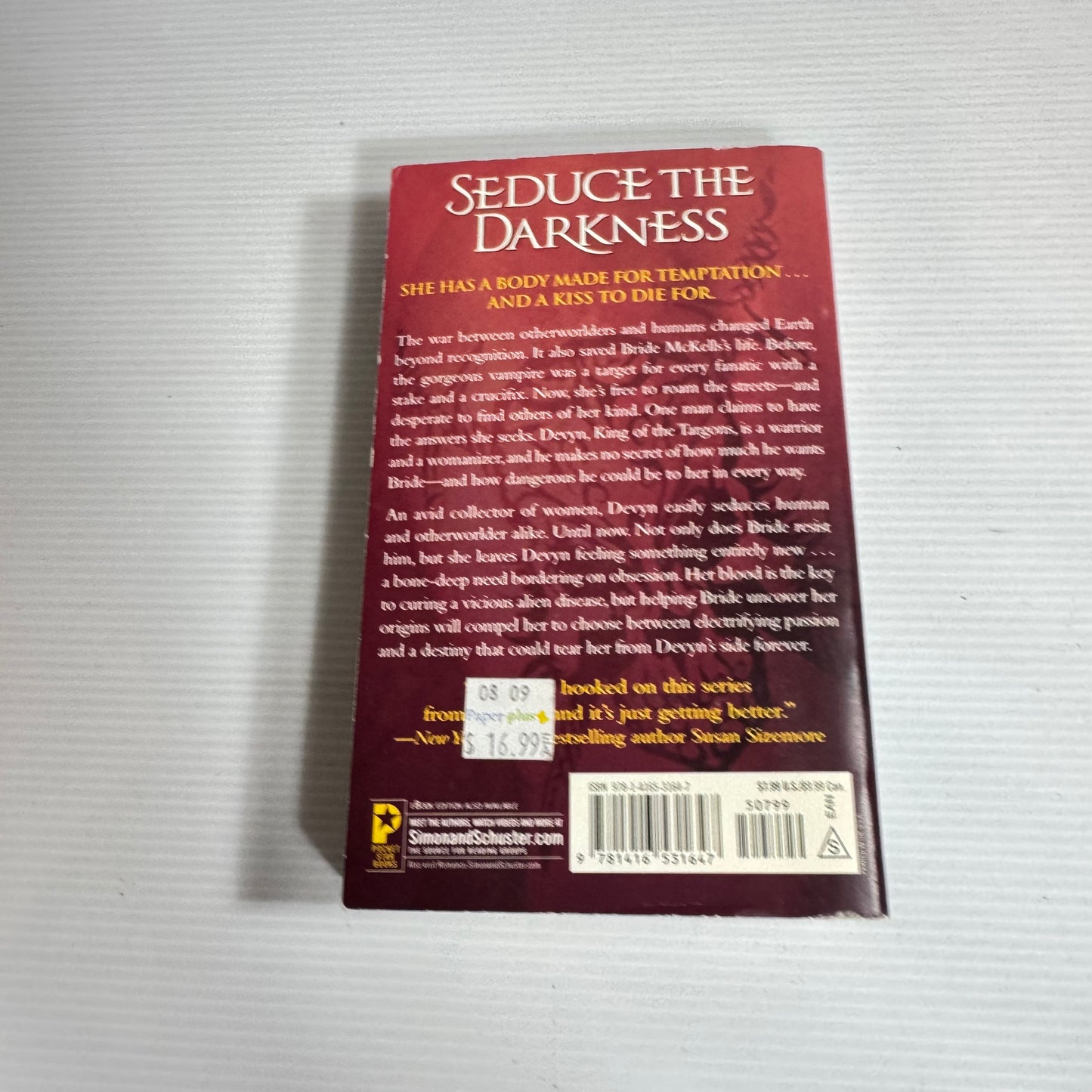 Seduce The Darkness : An Alien Huntress Novel - Gena Showalter