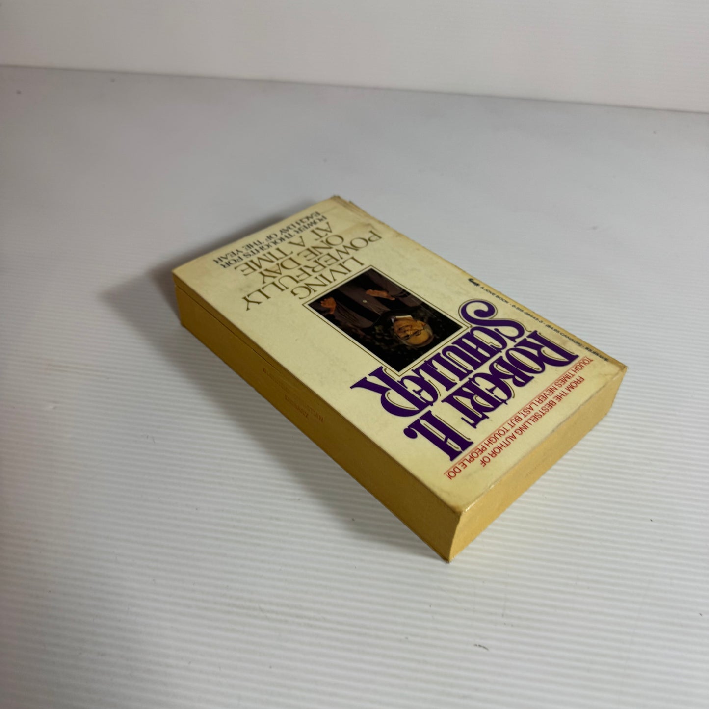 Living Powerfully One Day At A Time - Robert H. Schuller (Vintage 1986)