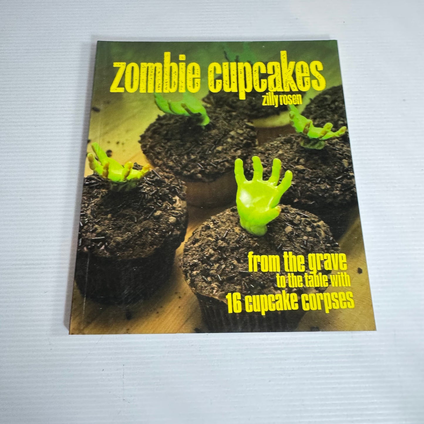 Cupcake Book Bundle x 3 : Fairy Cakes - Hamlyn, Zombie Cupcakes - Zilly Rosen, Cupcakes - Susanna Tee(3221)