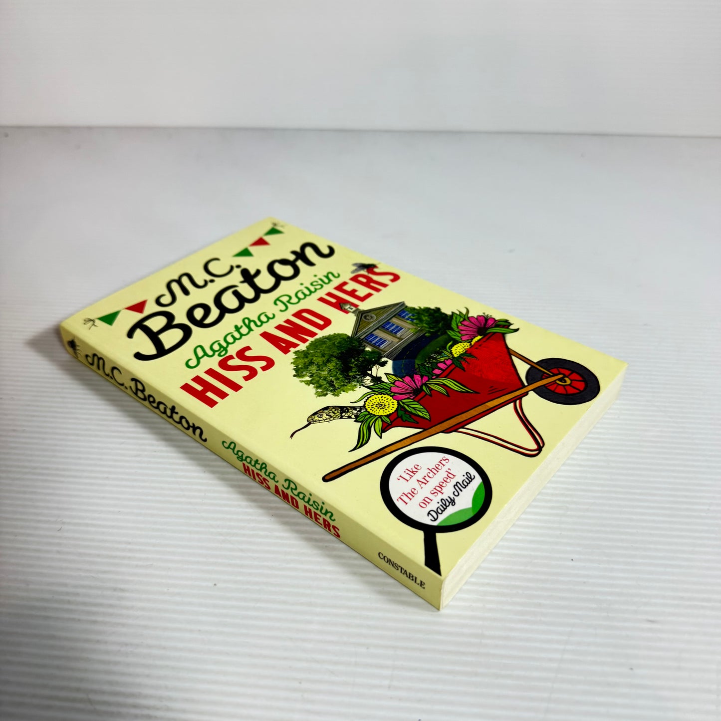 Agatha Raisin : Hiss and Hers - M.C. Beaton (New)