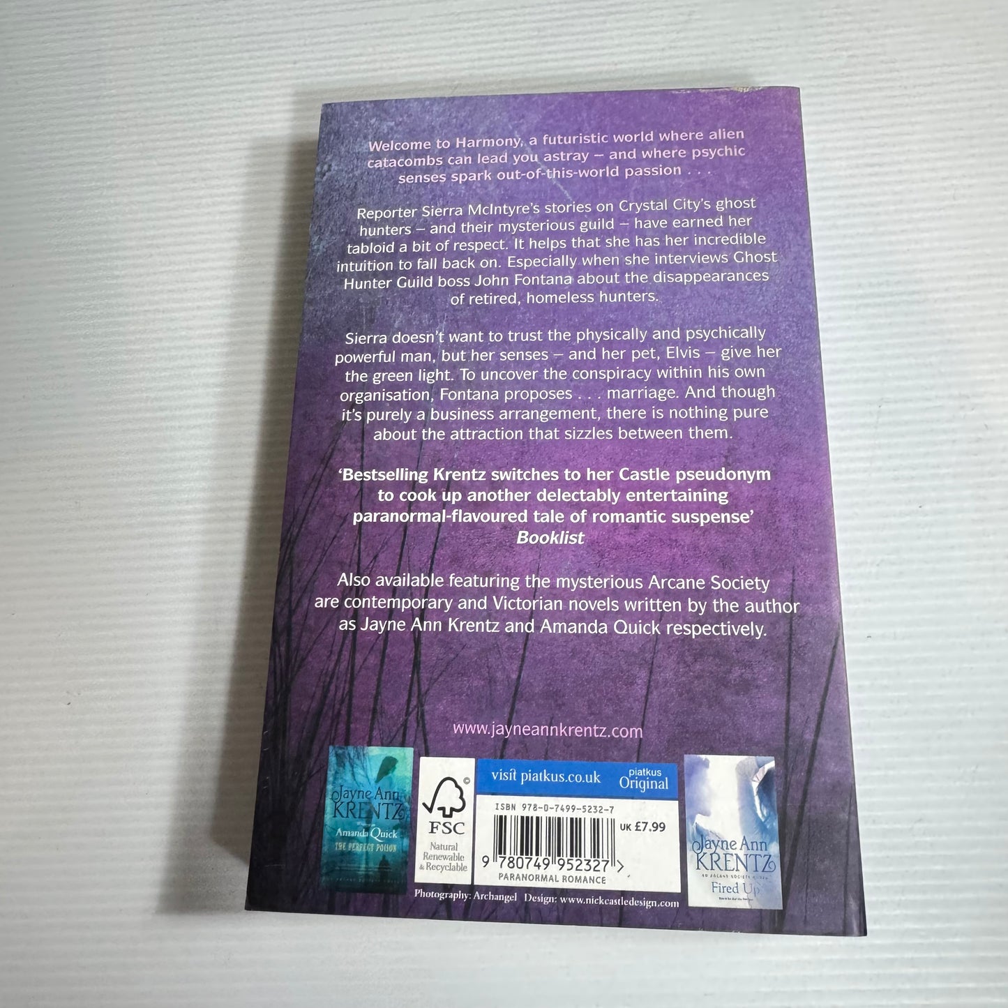 Dark Light - Jayne Anne Krentz writing as Jayne castle (New)