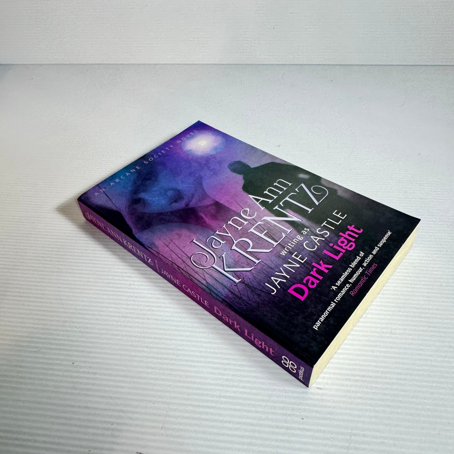 Dark Light - Jayne Anne Krentz writing as Jayne castle (New)