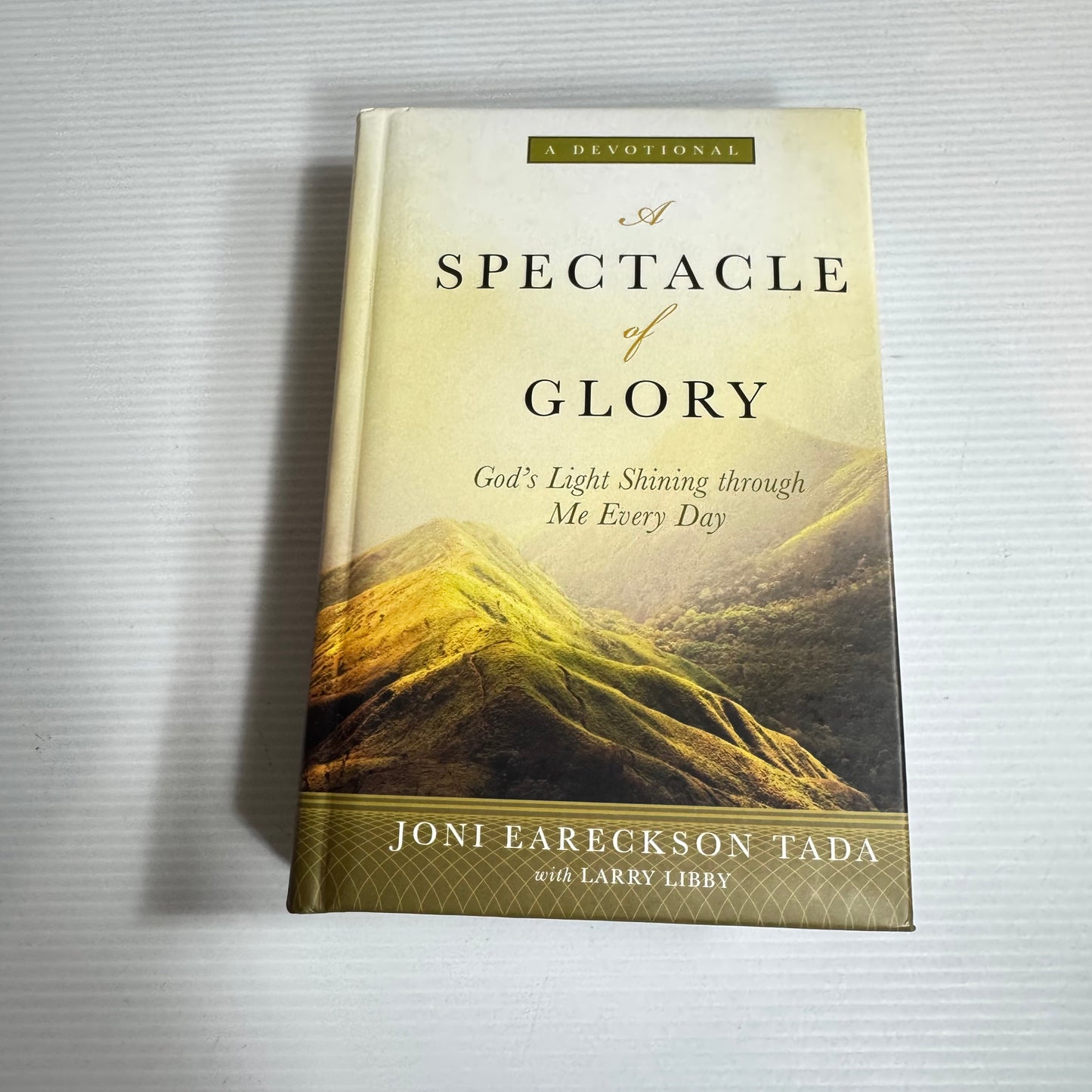 A Devotional : A Spectacle of Glory : God's Light Shining Through Me Every Day - Joni Eareckson Tada (New)
