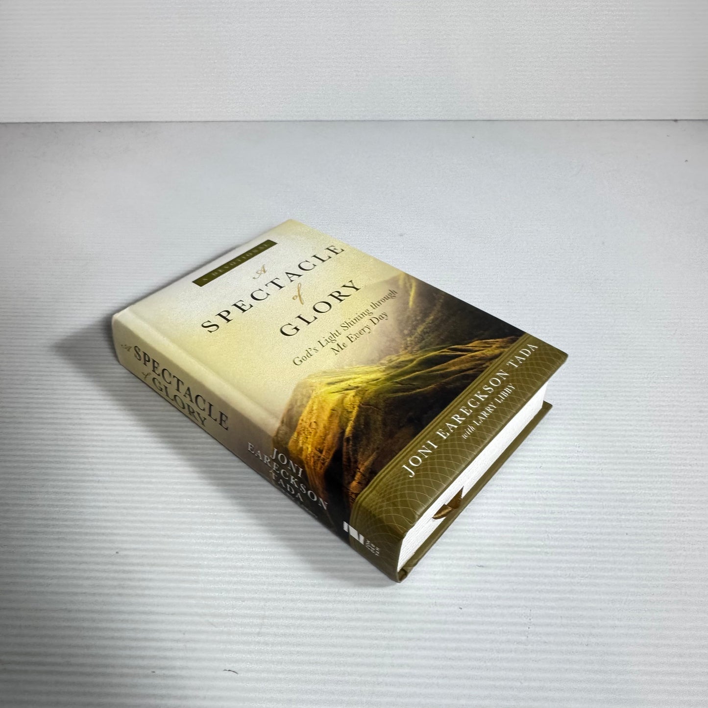 A Devotional : A Spectacle of Glory : God's Light Shining Through Me Every Day - Joni Eareckson Tada (New)