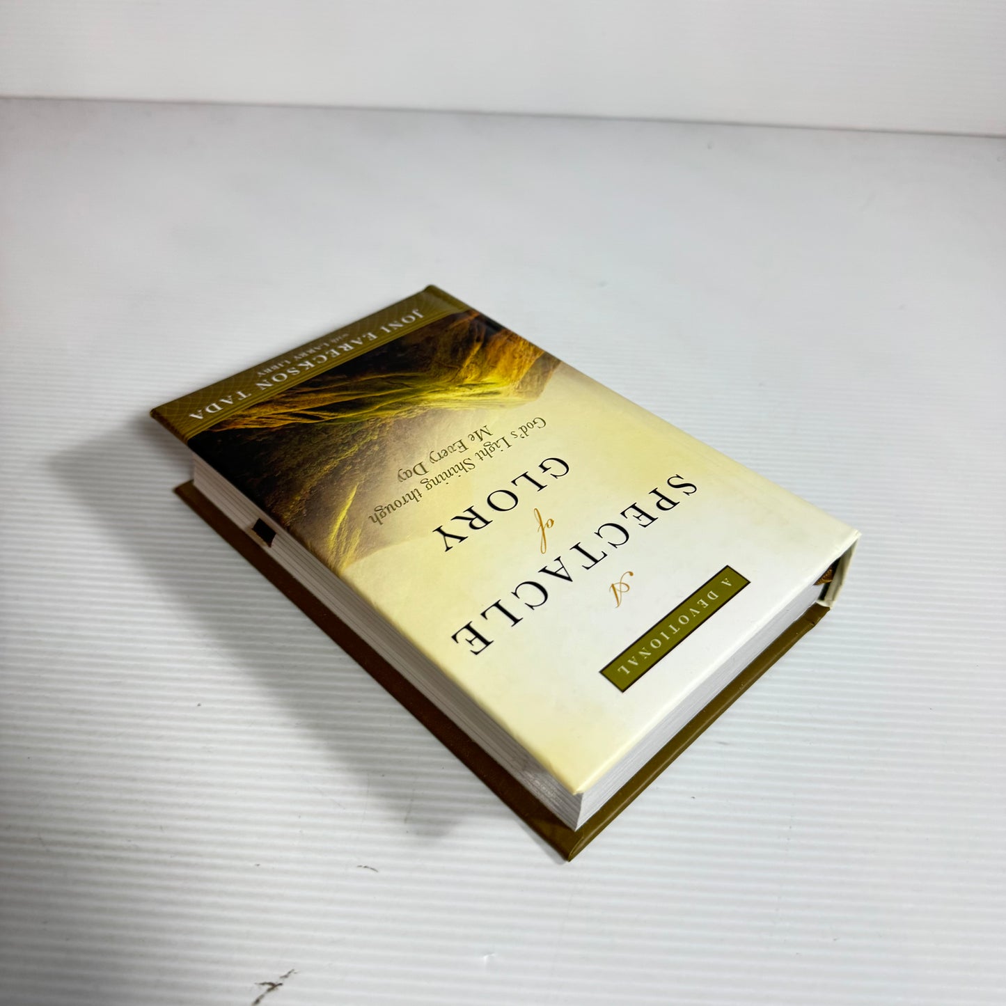 A Devotional : A Spectacle of Glory : God's Light Shining Through Me Every Day - Joni Eareckson Tada (New)