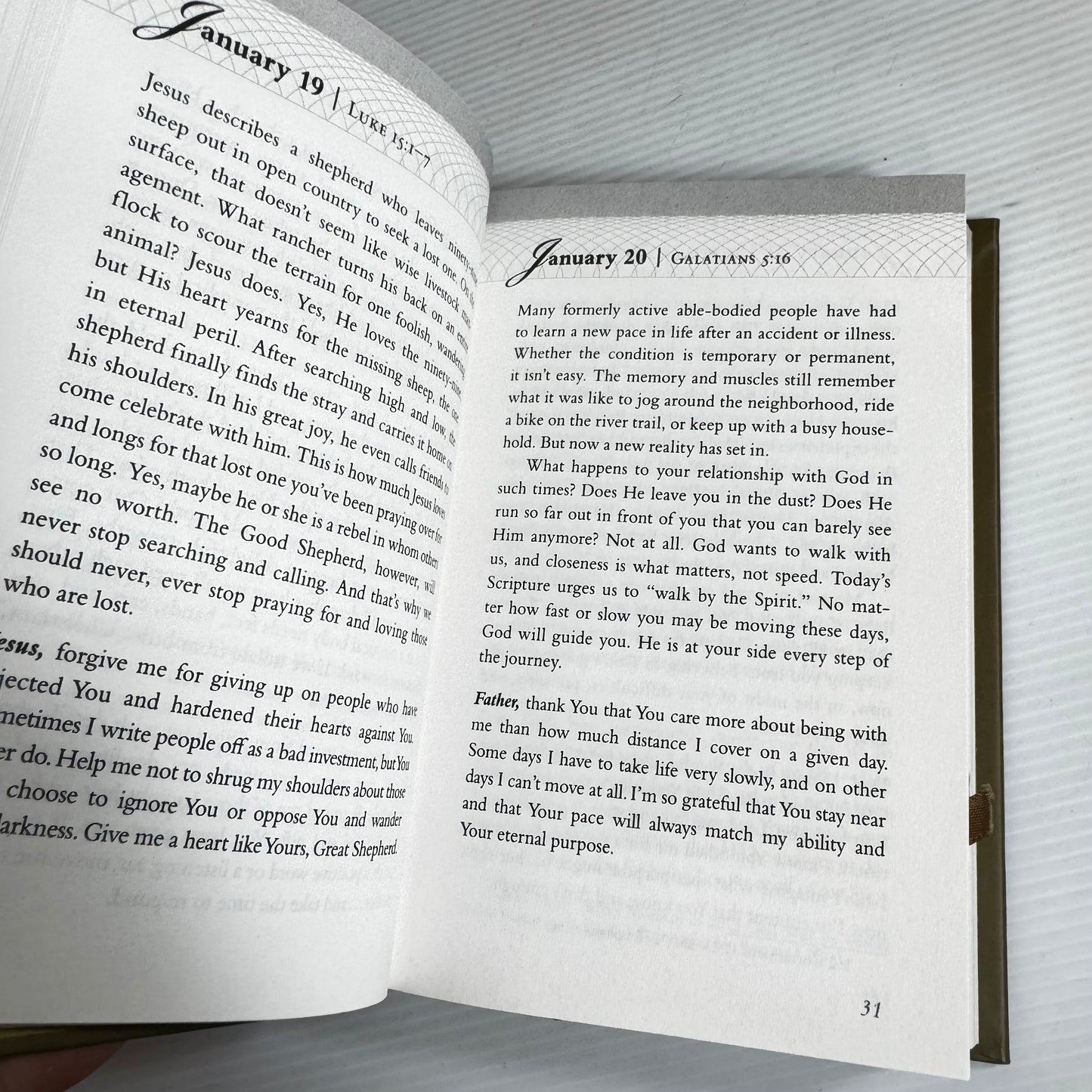 A Devotional : A Spectacle of Glory : God's Light Shining Through Me Every Day - Joni Eareckson Tada (New)