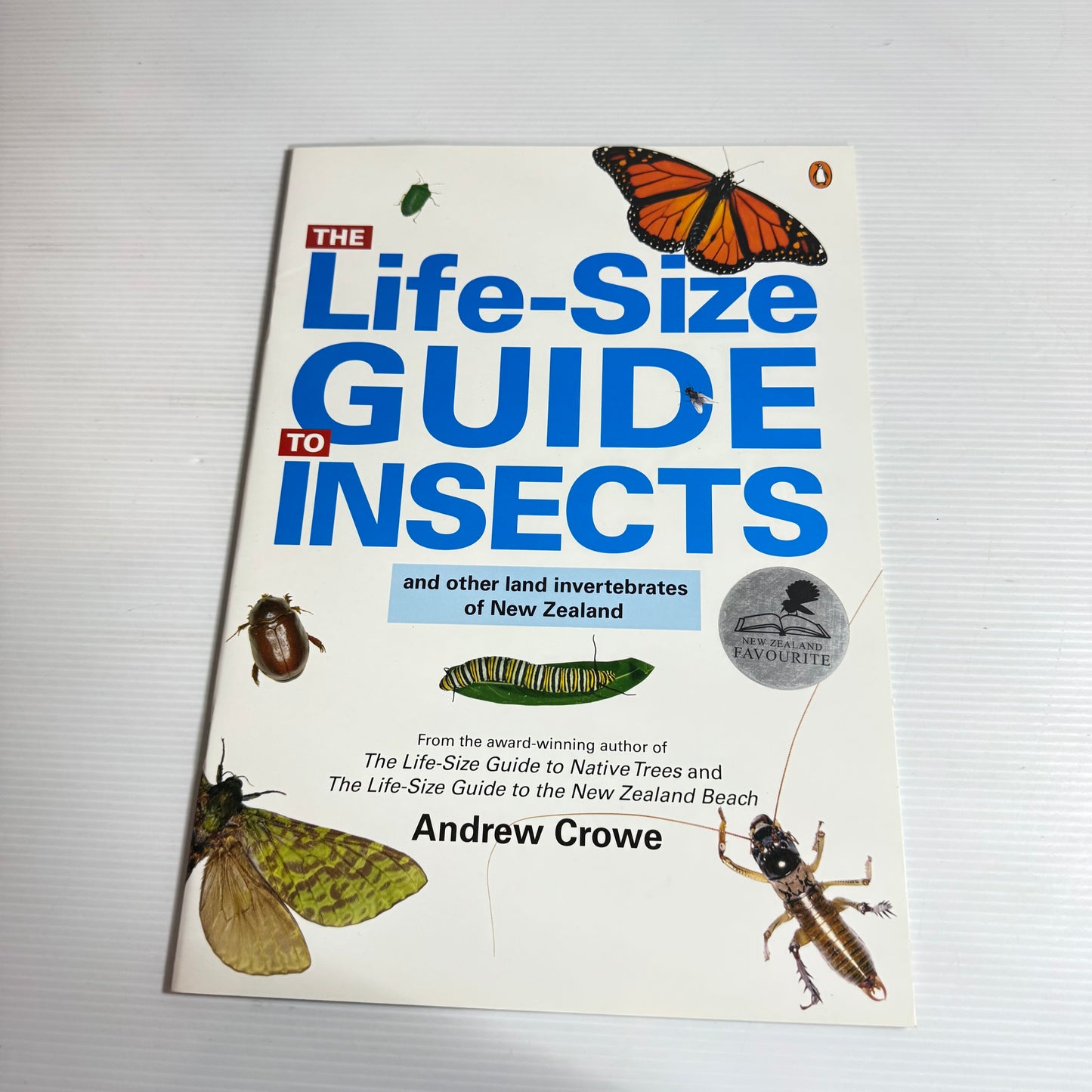 The Life-Size Guide To Insects And Other Land Invertebrates Of New Zealand - Andrew Crowe (New)