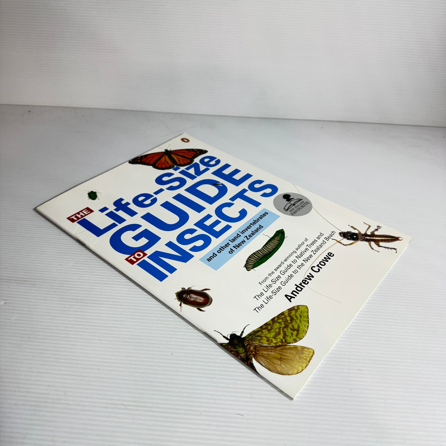 The Life-Size Guide To Insects And Other Land Invertebrates Of New Zealand - Andrew Crowe (New)