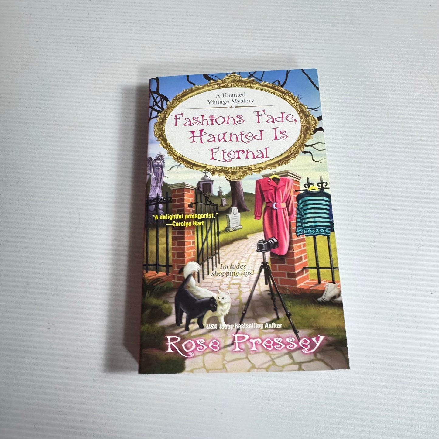 Fashions Fade Haunted Is Eternal: A Haunted Vintage Mystery - Rose Pressey (New)