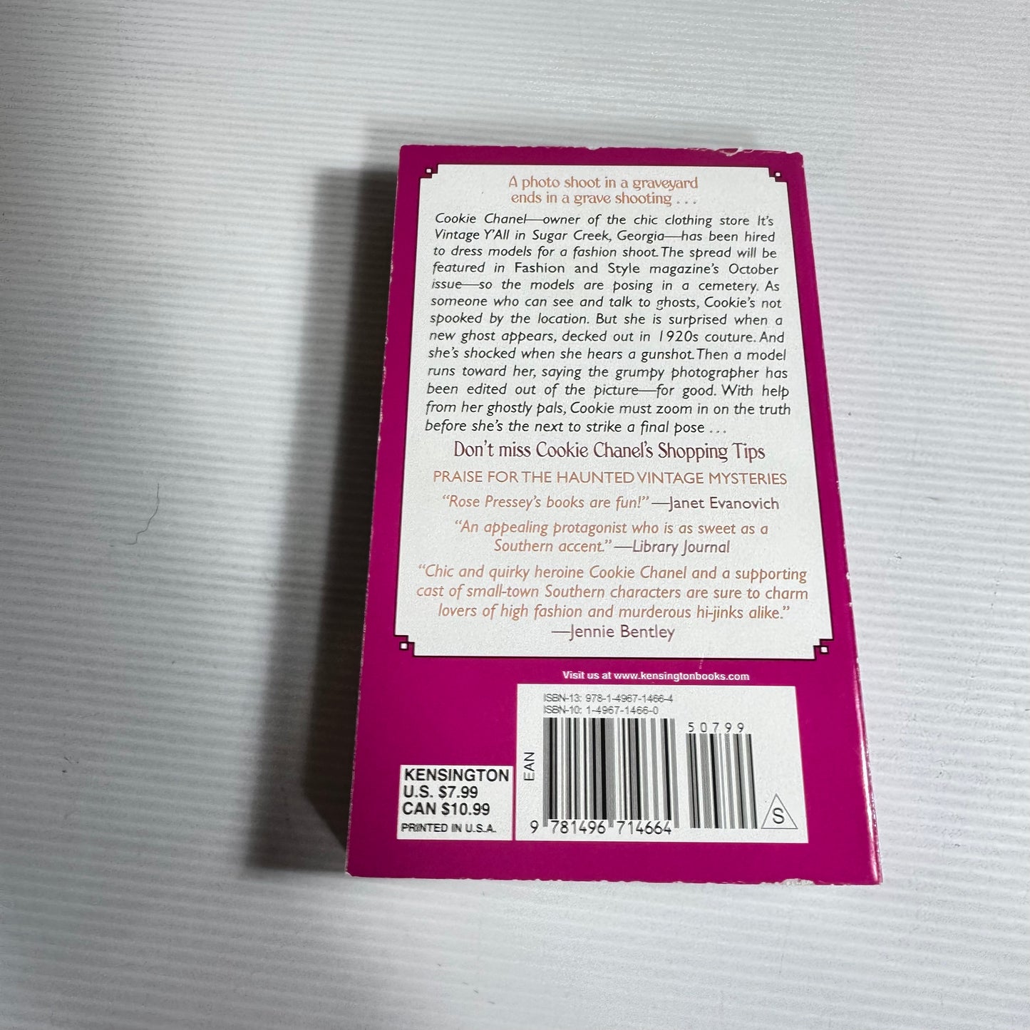 Fashions Fade Haunted Is Eternal: A Haunted Vintage Mystery - Rose Pressey (New)