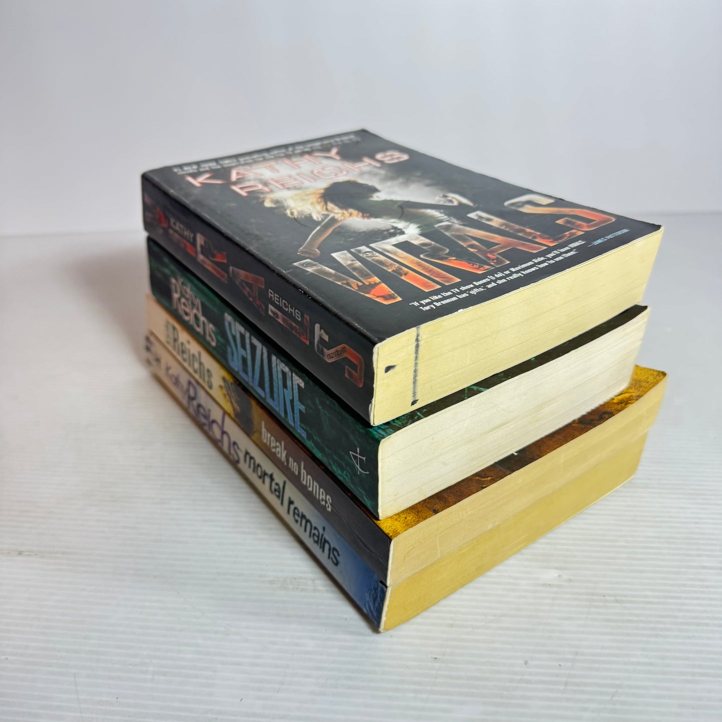 Kathy Reichs Book Bundle x 4 : Seizure, Virals, Break No Bones, Mortal Remains (2815)