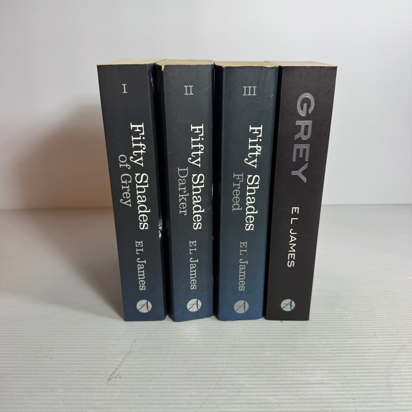 Fifty Shades of Grey Book Bundle by EL James x 4 Books : Fifty Shades of Grey, Darker, Freed, &amp; Grey(2892)