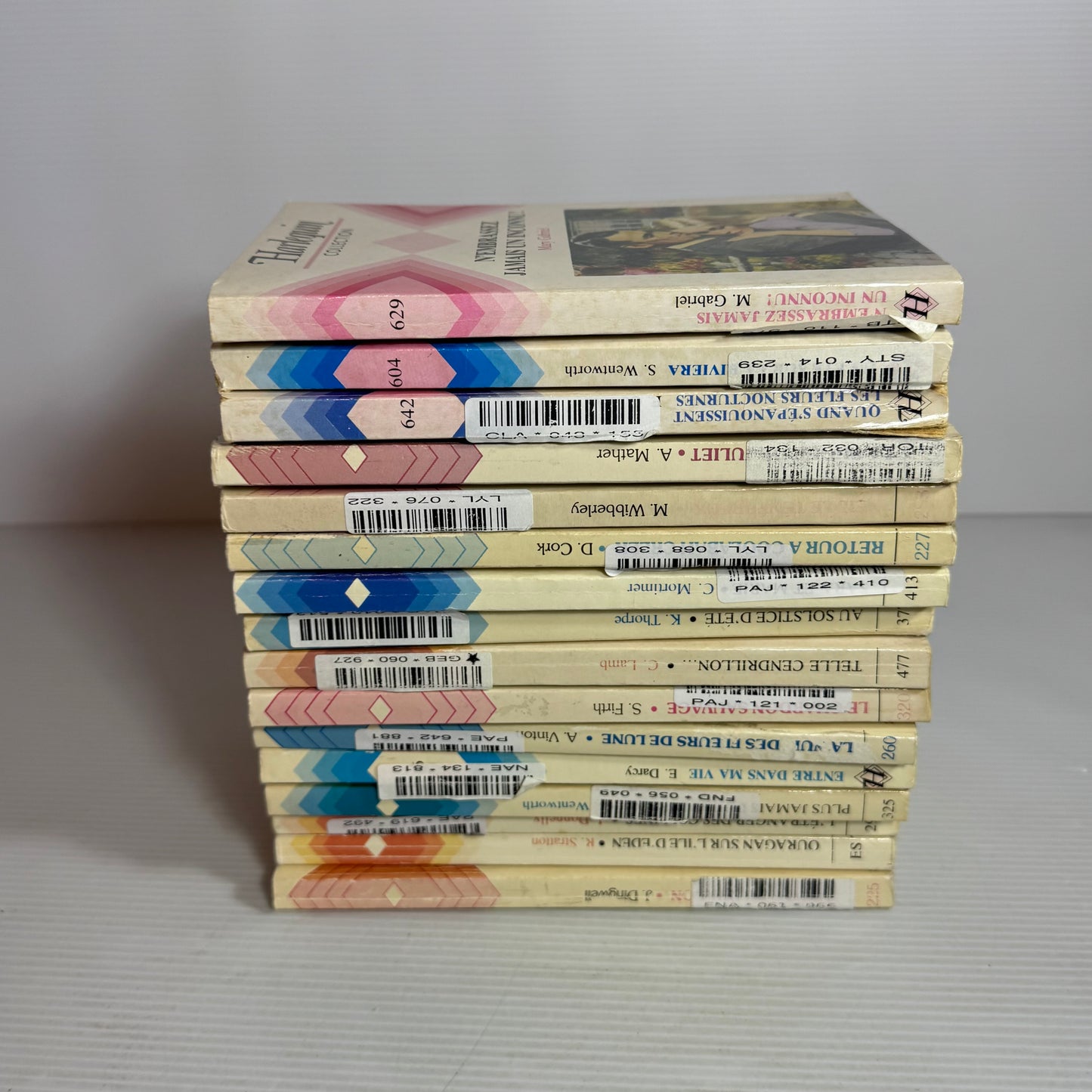 French Language Mills & Boon Book Bundle x 16 Books (2571)
