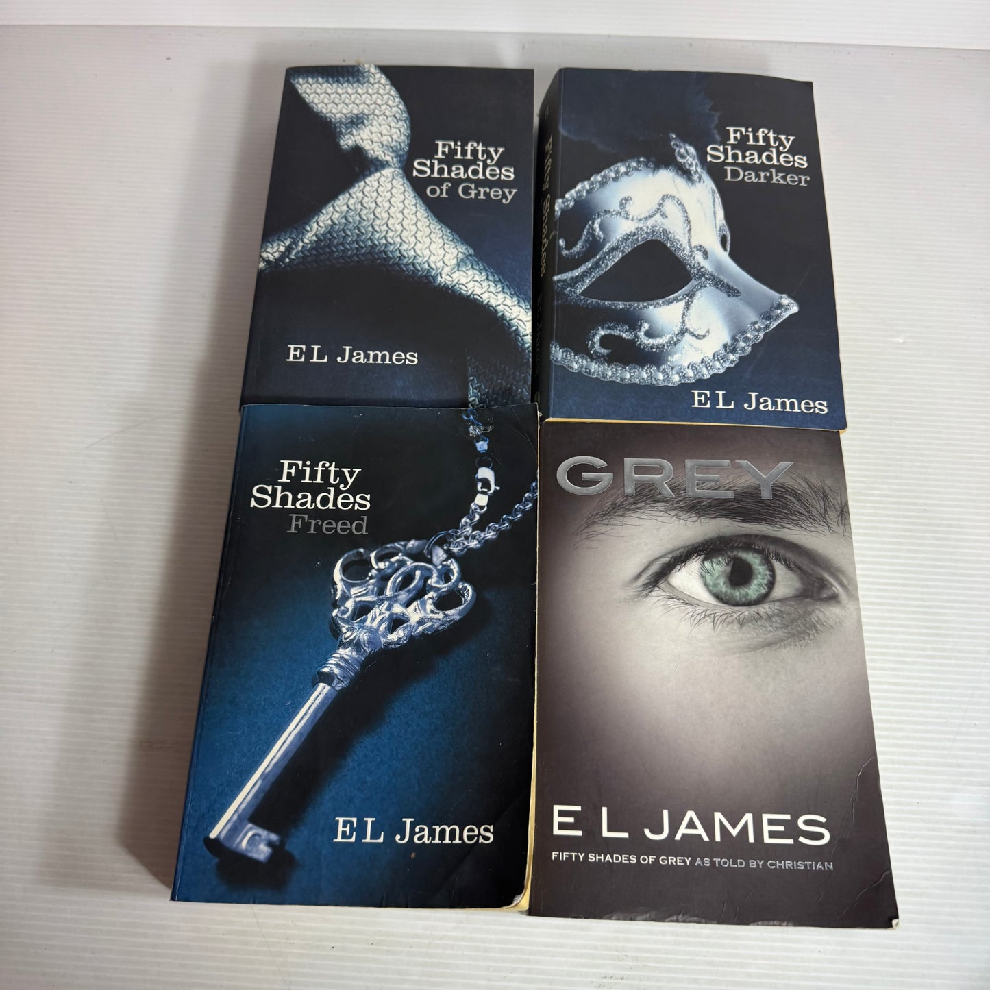 Fifty Shades of Grey Book Bundle by EL James x 4 Books : Fifty Shades of Grey, Darker, Freed, &amp; Grey(2892)