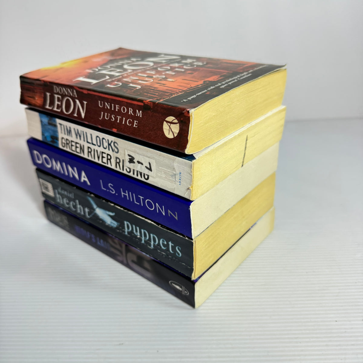 Crime Thriller Bundle x 5 : Green River Rising - Tim Willocks, Uniform Justice - Donna Leon, Wolf's Lair - James McGee, Puppets - Daniel Hecht, Domina - L.S. Hilton(3393)