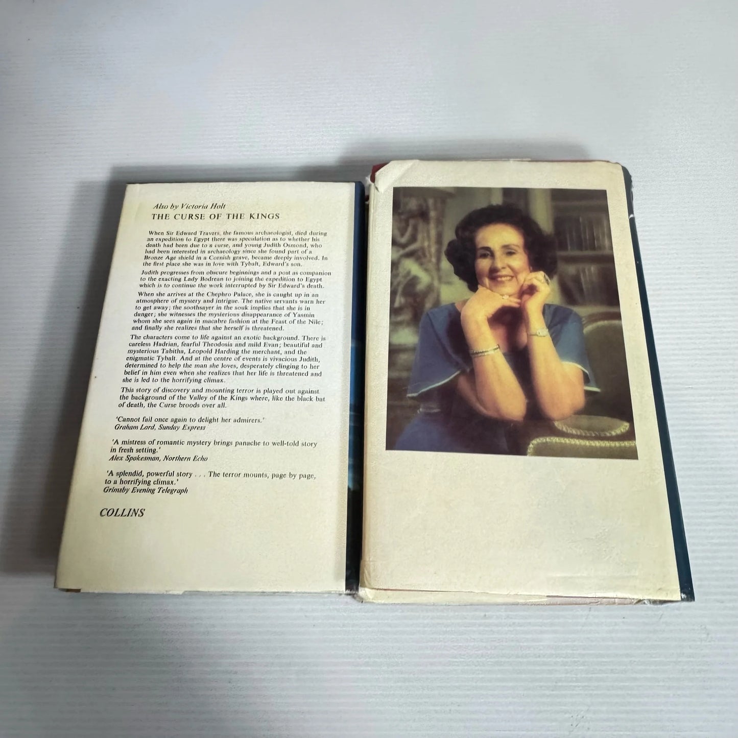 Victoria Holt Book Bundle x 2 : The House of a Thousand Lanterns & The Road to Paradise Island (Vintage 1974 & 1985) (2277)