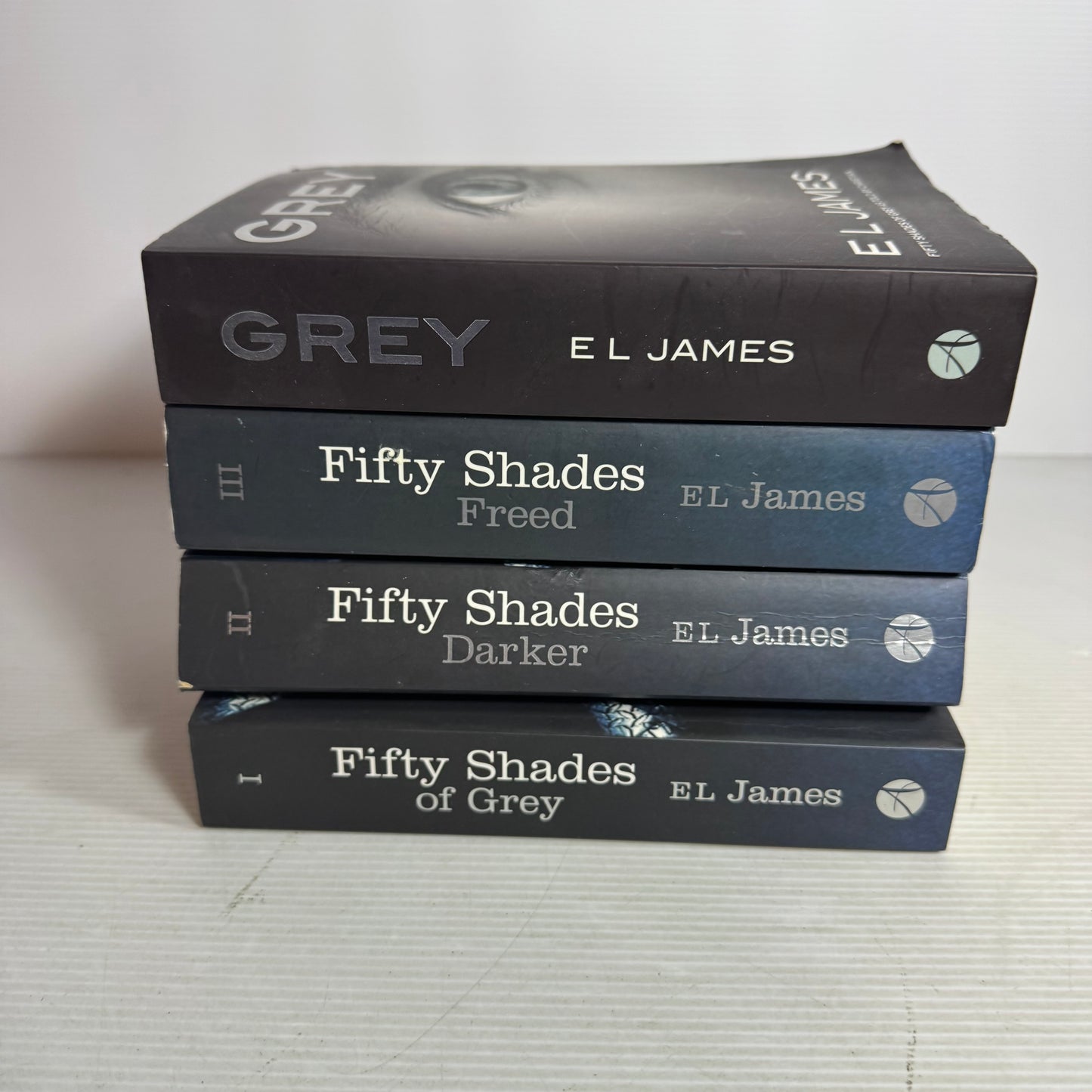 Fifty Shades of Grey Book Bundle by EL James x 4 Books : Fifty Shades of Grey, Darker, Freed, &amp; Grey(2892)