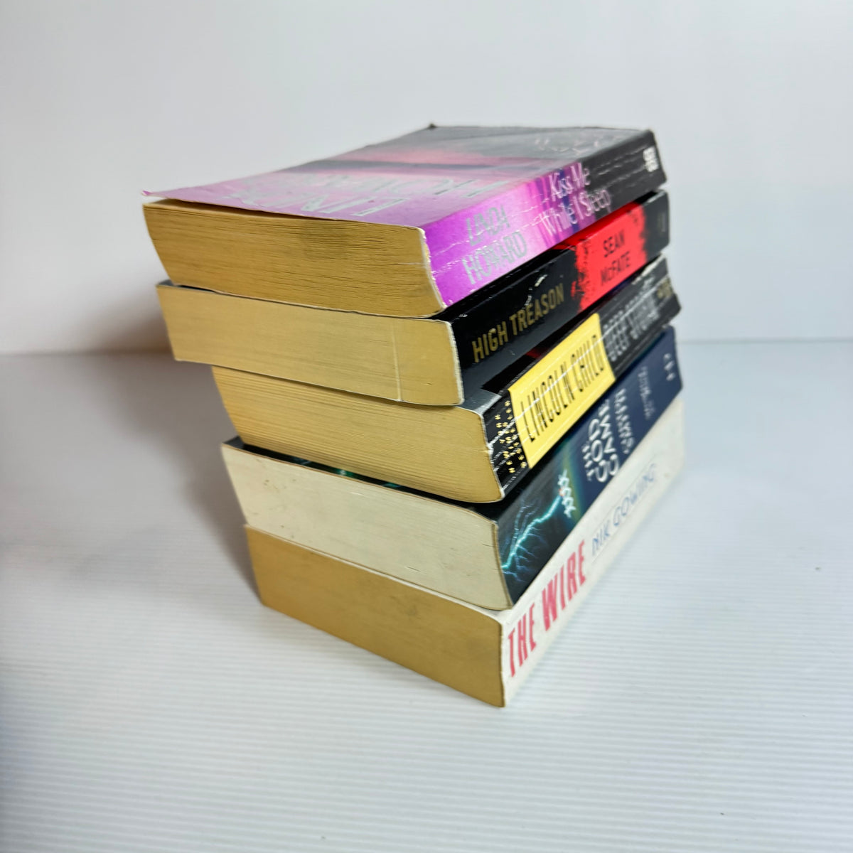 Crime Thriller Bundle x 5 : Kiss Me While I Sleep - Linda Howard, Deep Storm - Lincoln Child, The God Game - Clinton Smith, The Wire - Nik Gowing, High Treason - Sean McFate (3384)