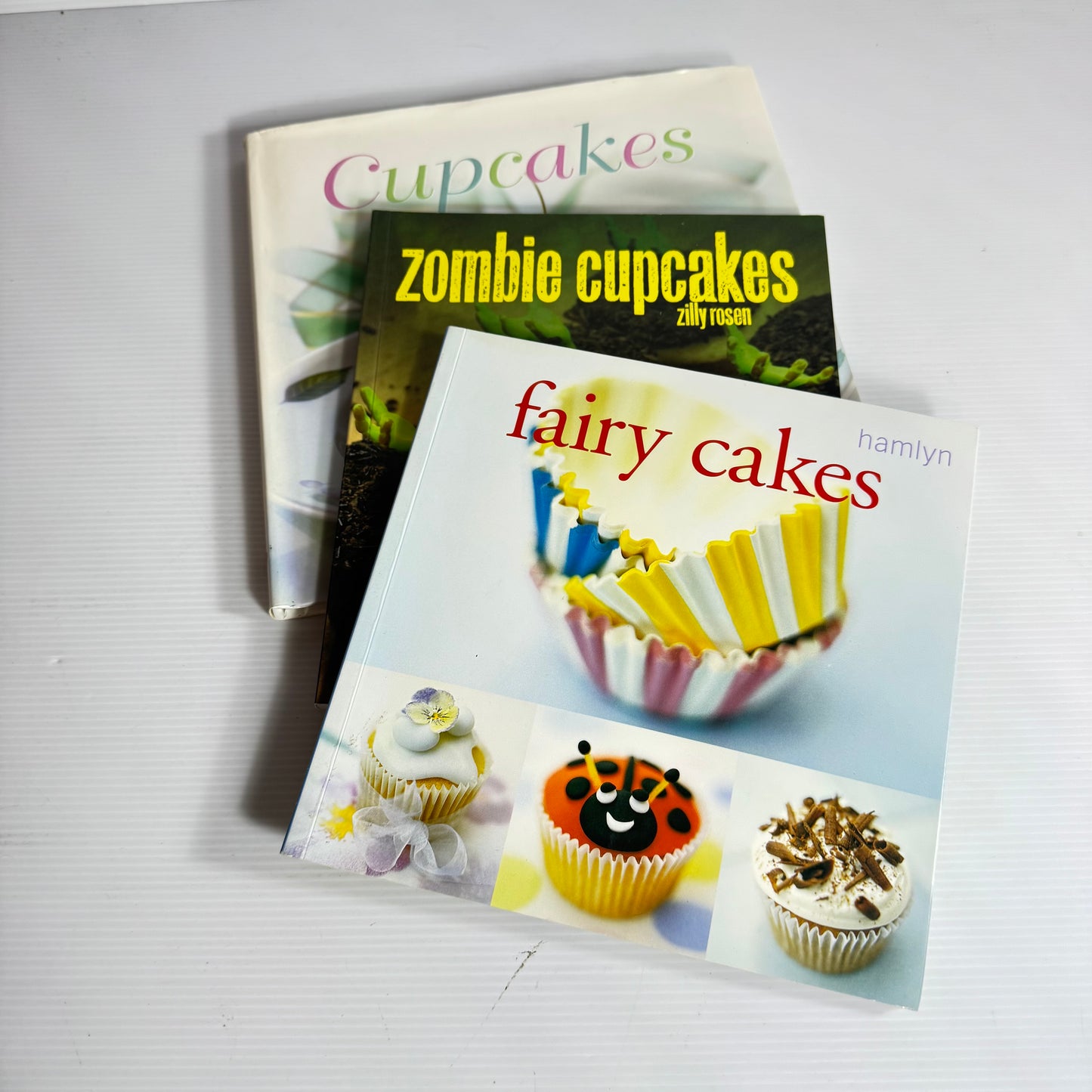 Cupcake Book Bundle x 3 : Fairy Cakes - Hamlyn, Zombie Cupcakes - Zilly Rosen, Cupcakes - Susanna Tee(3221)