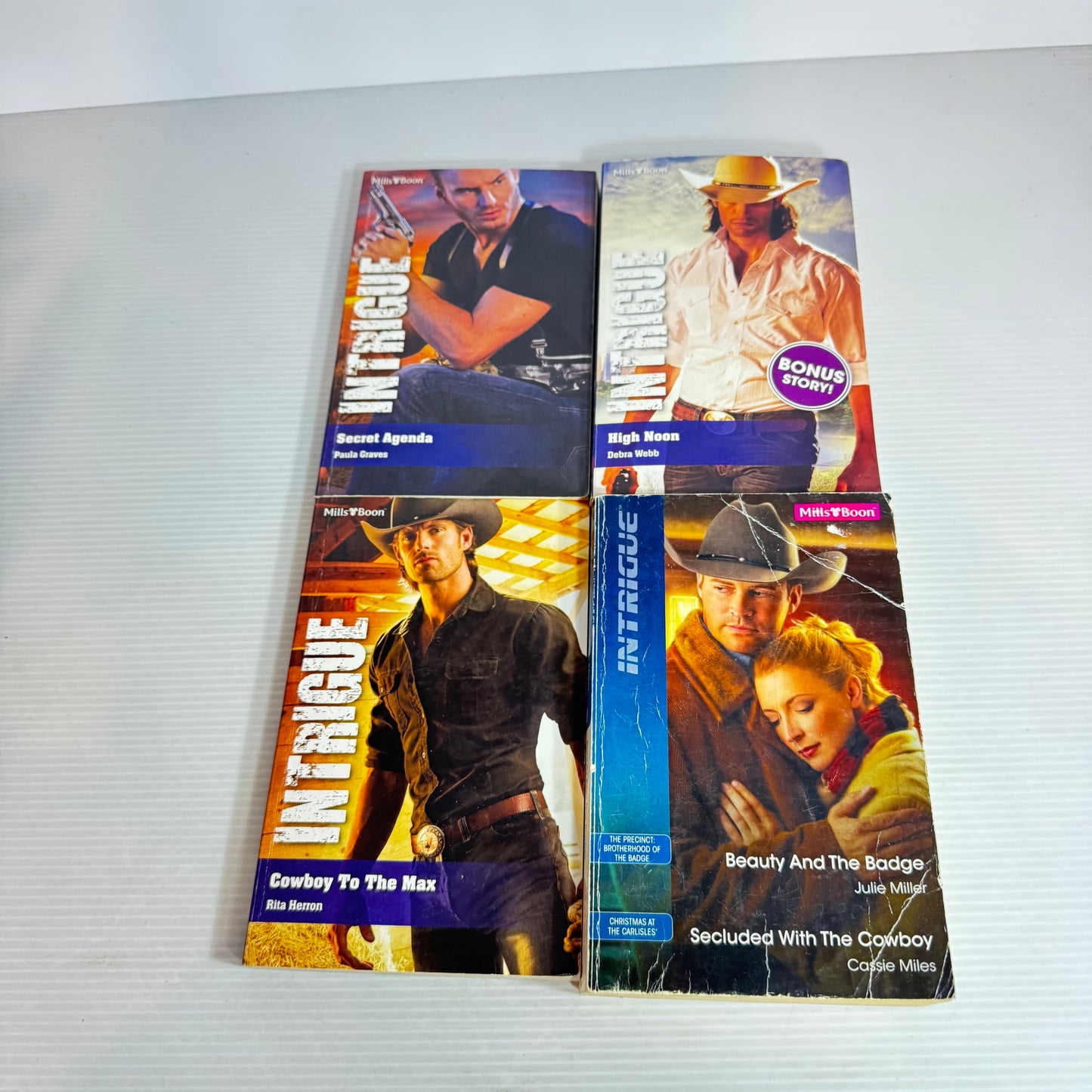 Mills & Boon Intrigue Book Bundle : 4 x Books 5 x Stories (2503)