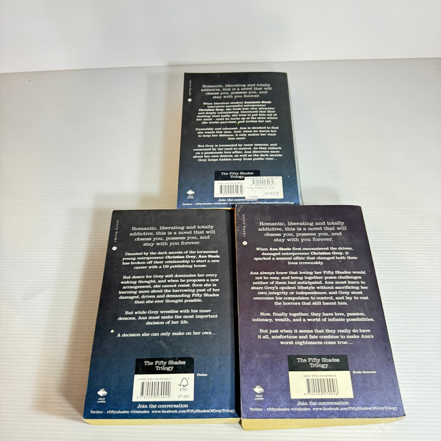 Fifty Shades of Grey Book Bundle x 3 Books : Fifty Shades of Grey, Darker & Freed (2511)