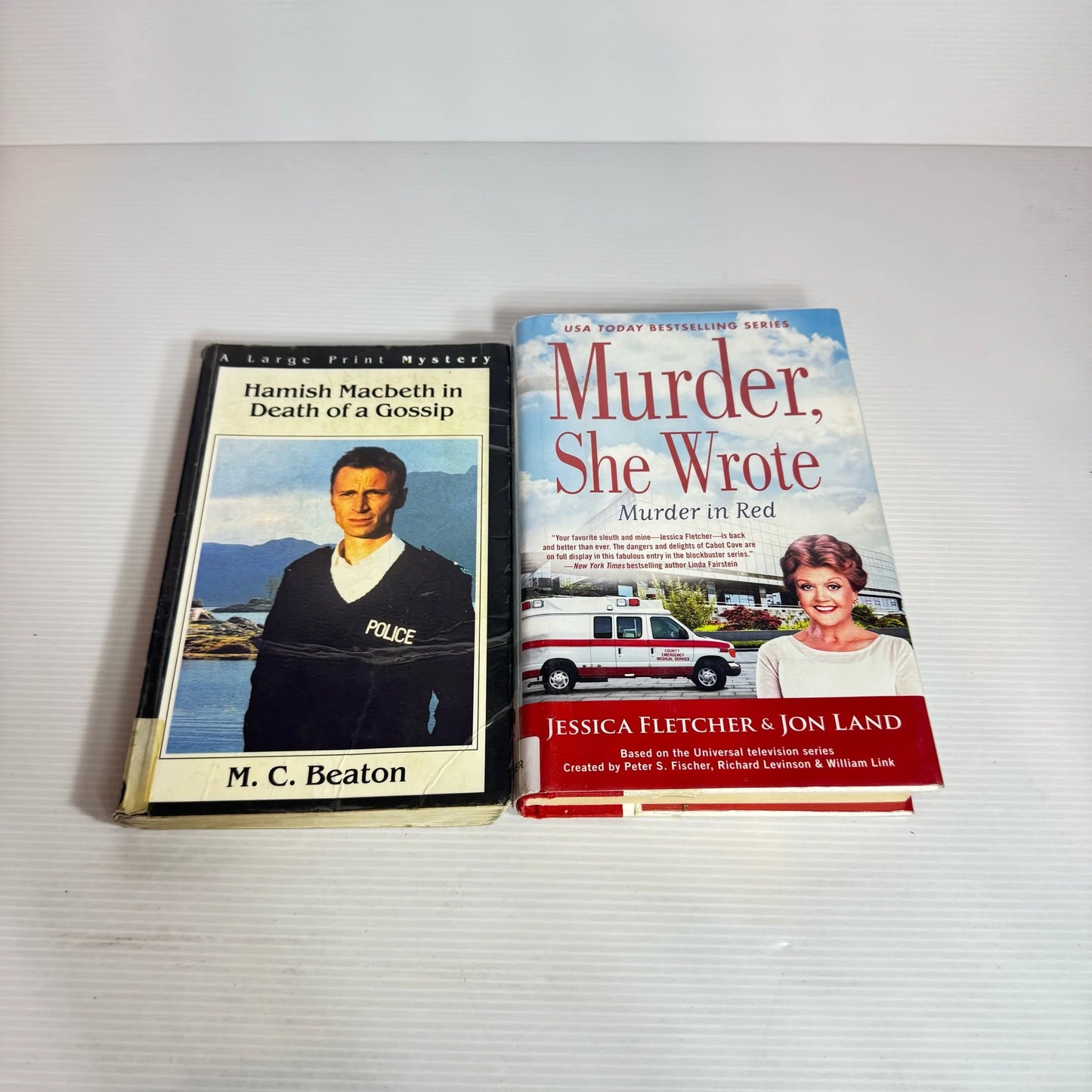 TV Crime Mystery Hardback Book Bundle x 2 : Hamish Macbeth in Death of a Gossip &  Murder, She Wrote : Murder In Red (2261)