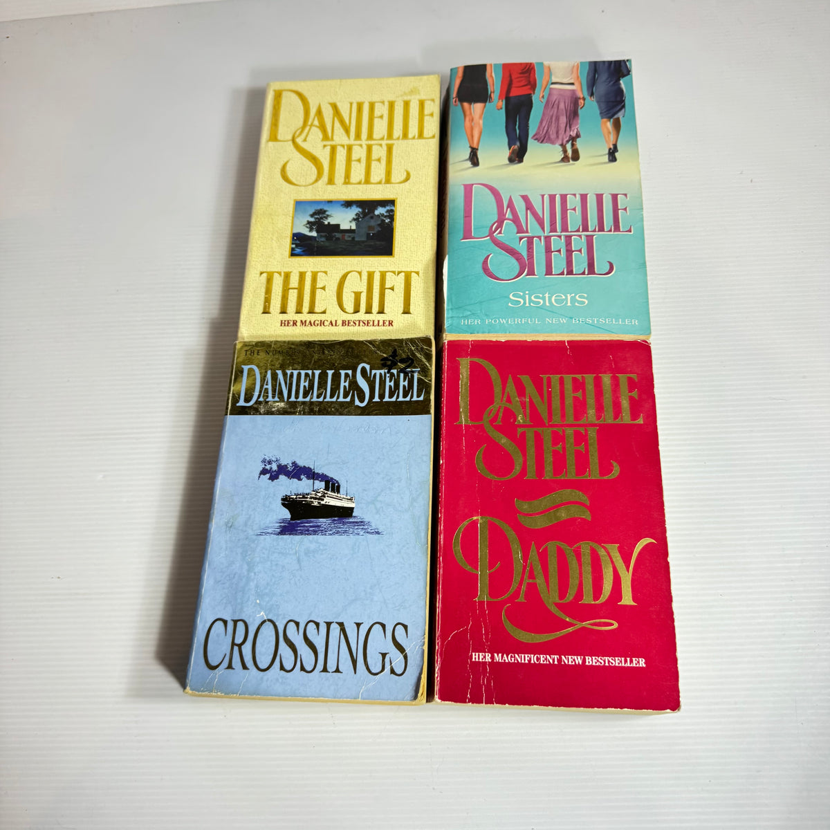 Danielle Steel Bundle x 4 : Sisters, The Gift, daddy, Crossings (3428)